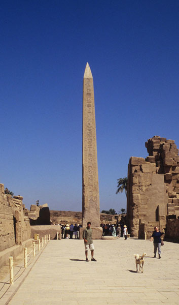 [...] einen riesigen Obelisken im Karnak-Tempel bewundern durfte [...].