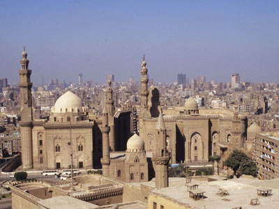 Man hat einen super Blick auf die Sultan-Hassan-Moschee und das Husermeer von Kairo: [...].