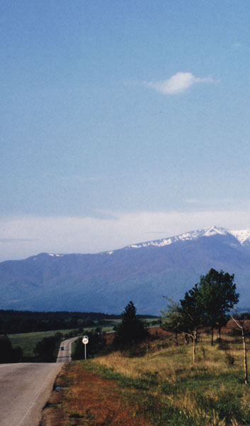 Zunächst drohten mir die schneebedeckten Gipfel des Westbalkans noch aus der Ferne, [...].
