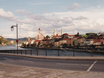 Vor mir lag Passau. [...] Ich lie� mir kurz den Weg zur Grenze beschreiben, [...].