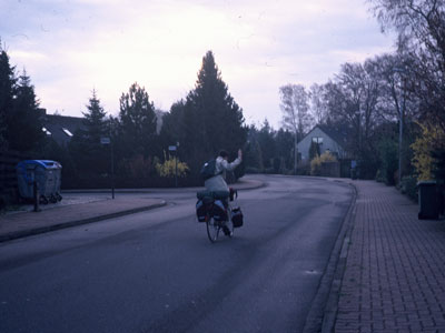[...], als ich allein mit einem schwer bepackten Fahrrad von der Einfahrt meines Elternhauses rollte. (Photo by Walter Börstler)