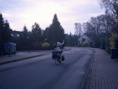 [...], als ich allein mit einem schwer bepackten Fahrrad von der Einfahrt meines Elternhauses rollte. (Photo by Walter Brstler)