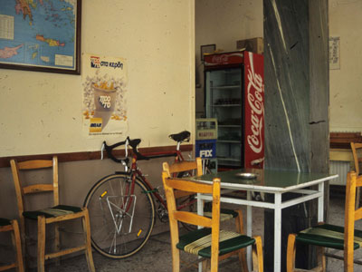 [...], dass mein Fahrrad mitten in der etwas schäbigen Cafeteria stand.