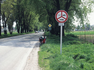 [...], waren sie mit Fahrradverbotsschildern zugestellt.