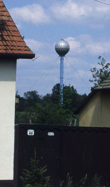 [...], fielen mit Türme auf, die von ballonförmigen Gebilden gekrönt wurden.